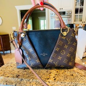 Louis Vuitton (V Tote BB)